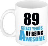 89 great years of being awesome cadeau mok / beker wit en blauw