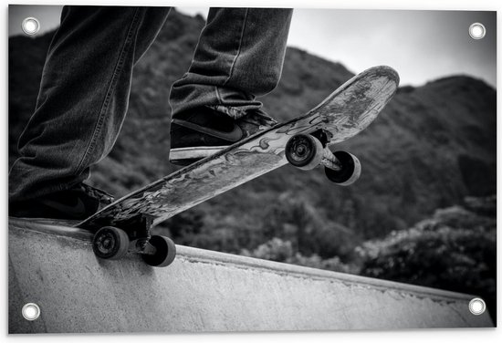 Tuinposter – Zwart - Wit Skateboard op Skatebaan - 60x40cm Foto op Tuinposter  (wanddecoratie voor buiten en binnen)