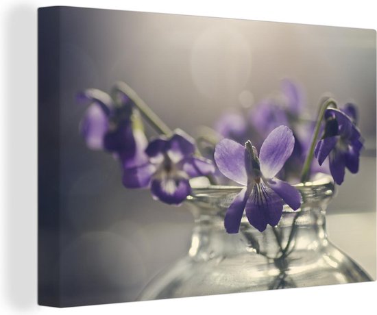 Canvas Schilderij Paarse violen in een glazen vaas - 30x20 cm - Wanddecoratie