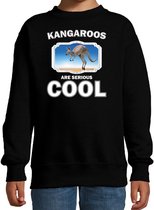 Dieren kangoeroes sweater zwart kinderen - kangaroos are serious cool trui jongens/ meisjes - cadeau kangoeroe/ kangoeroes liefhebber 7-8 jaar (122/128)