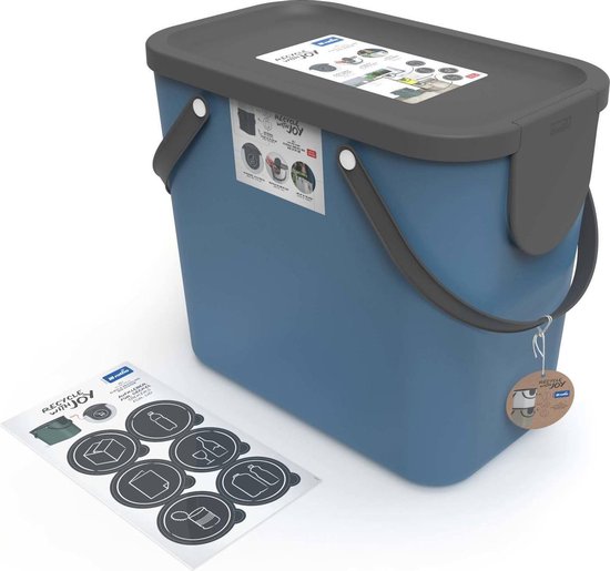 Blauwe afvalbak met donkergrijs deksel, handvatten, informatie stickers en set ronde stickers.