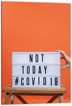Dibond - "Not Today Covid19" Letterbord met Oranje Achtergrond - 60x90cm Foto op Aluminium (Wanddecoratie van metaal)