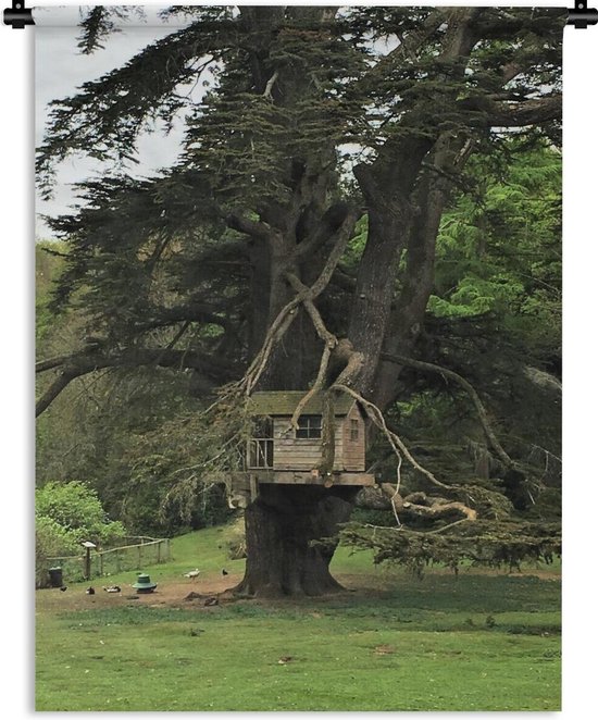 Wandkleed Boomhut - Een houten boomhut in een grote boom Wandkleed katoen  90x120 cm -... | bol.com