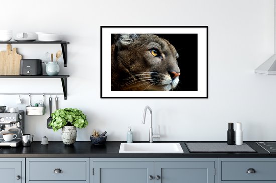 Photo encadrée - Puma sur fond noir cadre photo noir avec passe partout blanc 60x90 90x60 cm - Affiche encadrée (Décoration murale salon / chambre)
