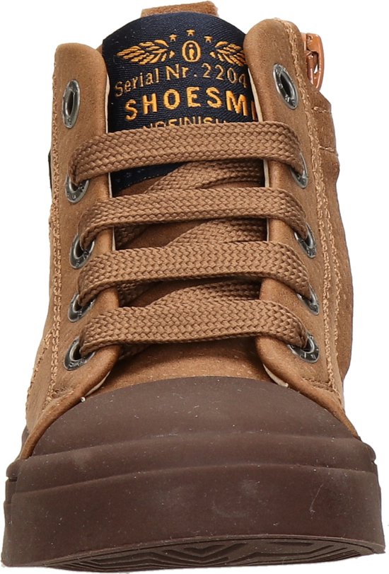 Bruine leren hoge sneaker met veters en logo op de tong.