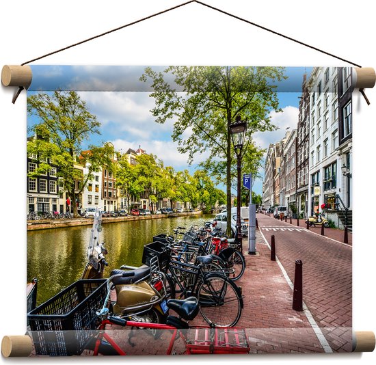 Textielposter - Rij Fiets Geparkeerd langs de Gracht in Amsterdam - 40x30 cm Foto op Textiel