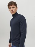 Man in een donkerblauwe coltrui