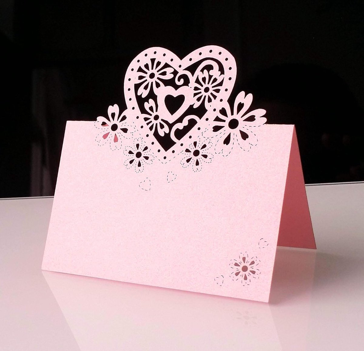 Dailygoods- Tafelnummer 20 stuks - Hartvormige Tafelkaart - Bruiloft Decoratie - Tafelschikking - Parelmoer Kunstdrukpapier - Afmetingen 9 x 12 cm