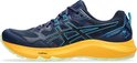 Zijprofiel van marineblauwe trailschoenen met oranje zolen en zwarte/blauwe ASICS-strepen.