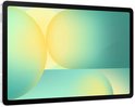 Zilverkleurige Samsung Galaxy Tab S10 FE tablet, schuin vooraanzicht, getoond met kleurrijk abstract scherm.
