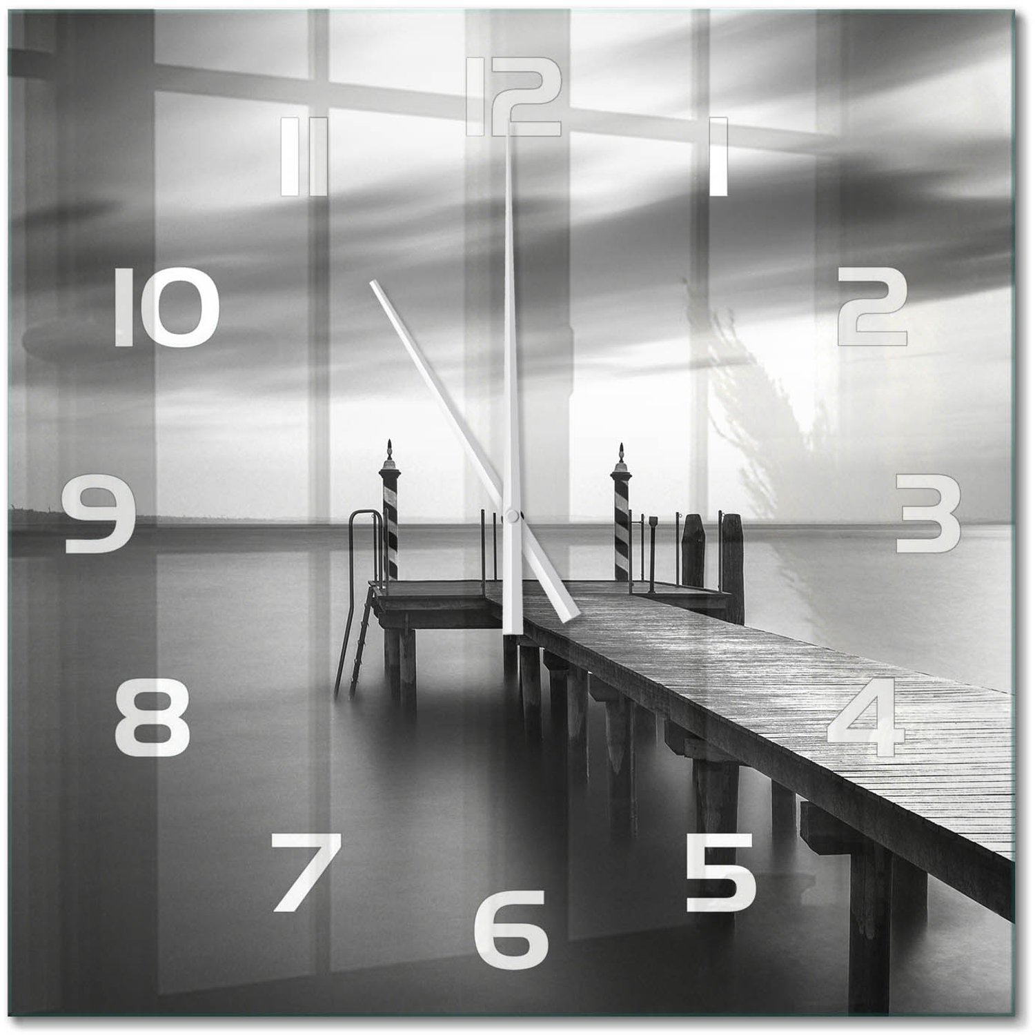 TULUP Wandklok - Steiger aan het meer Moderne Wandklok Glas - 60x60 cm - Zwart-wit Wandklok Glas Decoratie - Witte handen - Vierkante Klok - Glazen Wandklok Design - Klok Glas Met Opdruk