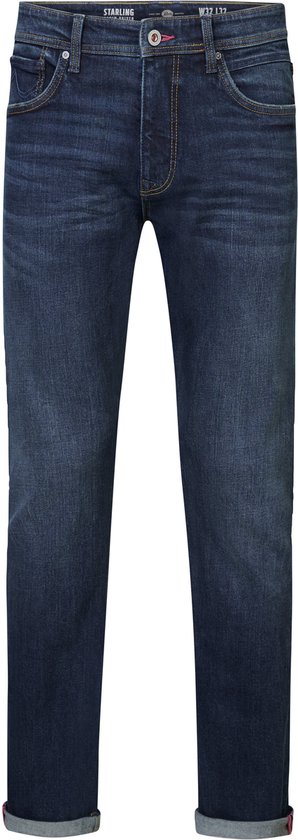 Donkerblauwe denim jeans met rechte pasvorm. De broek heeft gele stiksels, oranje details bij de knoop en een opgerolde zoom.