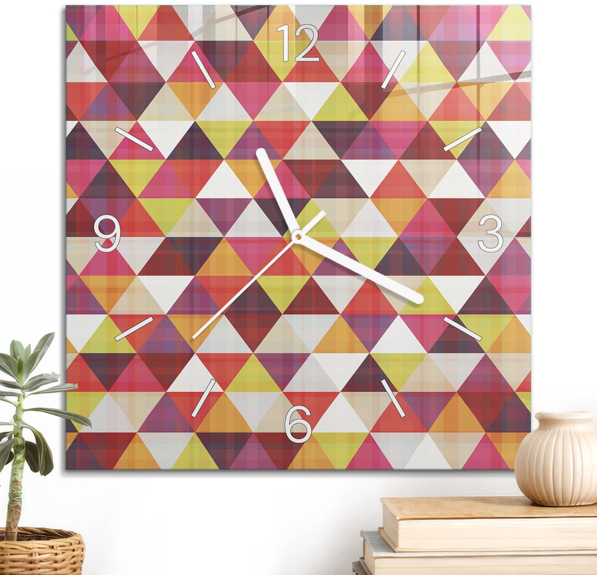 ArtPrintCave Oranje Glazen Klok - 30x30 cm - Wandklok Vierkant - Kleurrijke Driehoeken Stille Wandklok - Abstractie Wandklok Keuken - Witte Klokwijzers