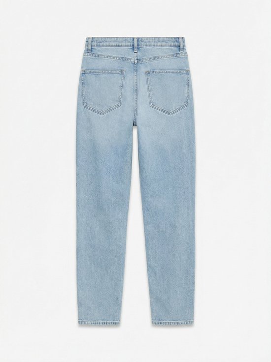 Achterkant van een lichtblauwe spijkerbroek met hoge taille en mom fit.