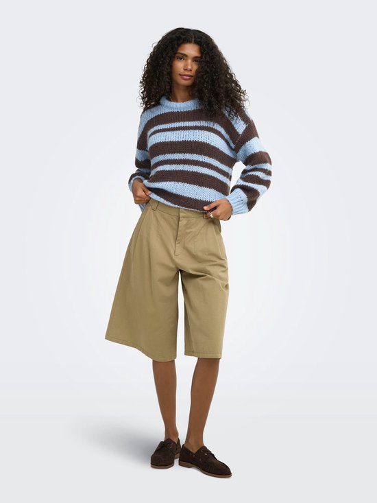 Model draagt lichtblauwe en bruine gestreepte trui met ronde hals en beige culotte.
