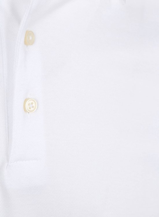 Sluiting van een wit longsleeve poloshirt met twee witte knopen.