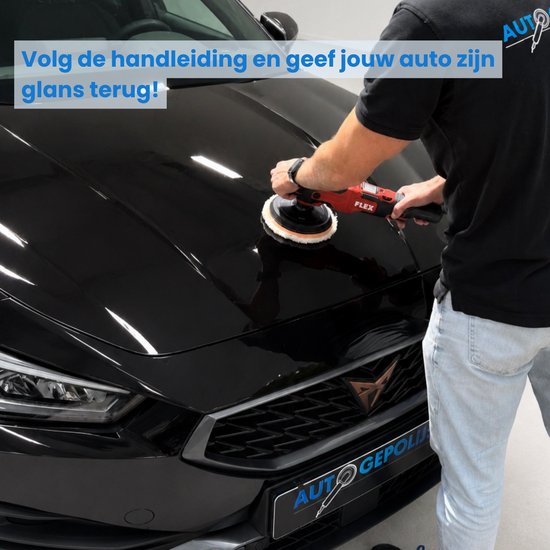 Man polijst de glanzende motorkap van een zwarte auto met een rode polijstmachine en witte polijstpad.