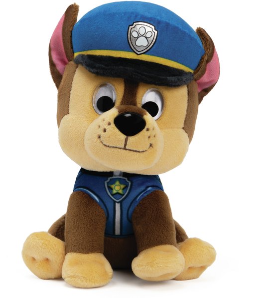 Pluche Chase van PAW Patrol met blauwe politiepet en uniform met sterembleem op een witte achtergrond.