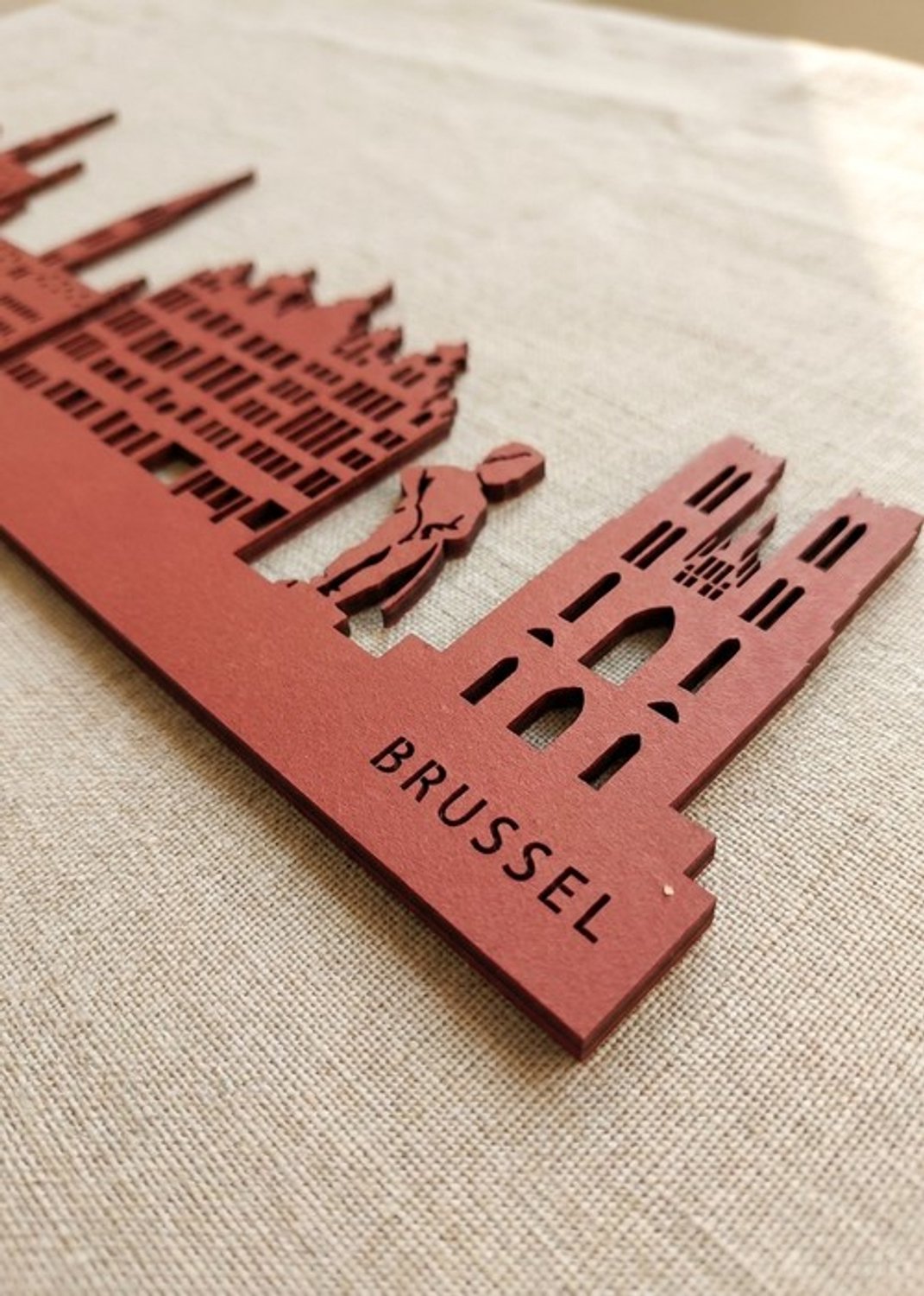 Houten Skyline Brussel | Wanddecoratie voor aan de muur | Rood MDF | 70 x 14 cm