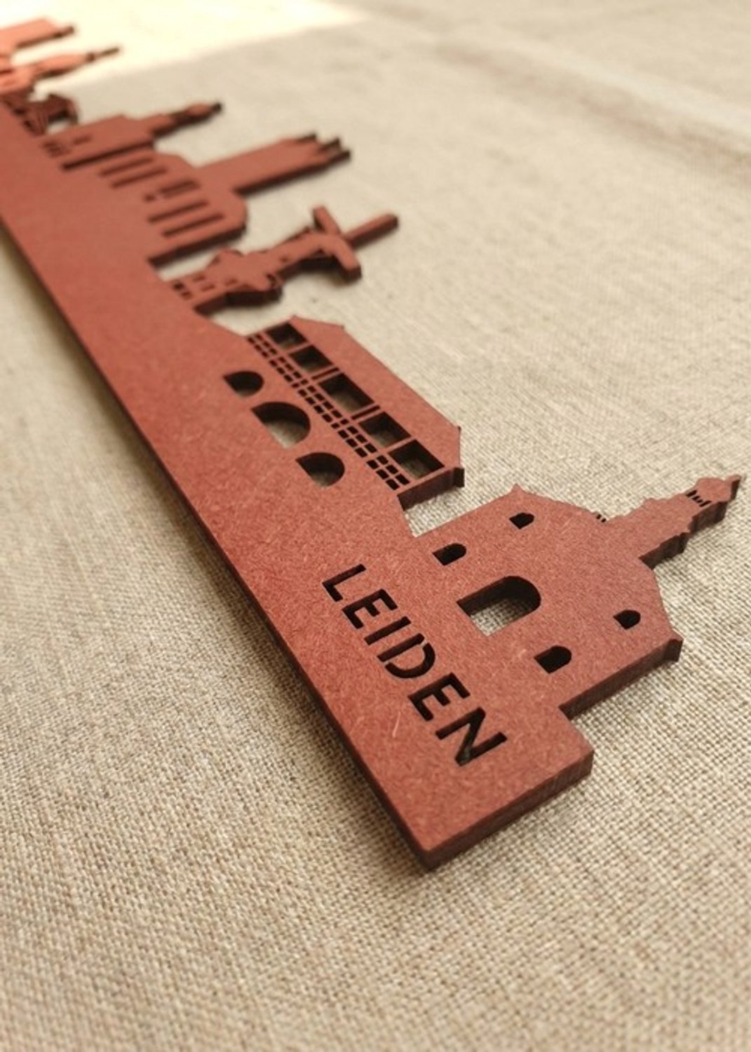 Houten Skyline Leiden | Wanddecoratie voor aan de muur | Rood MDF | 100 x 17 cm