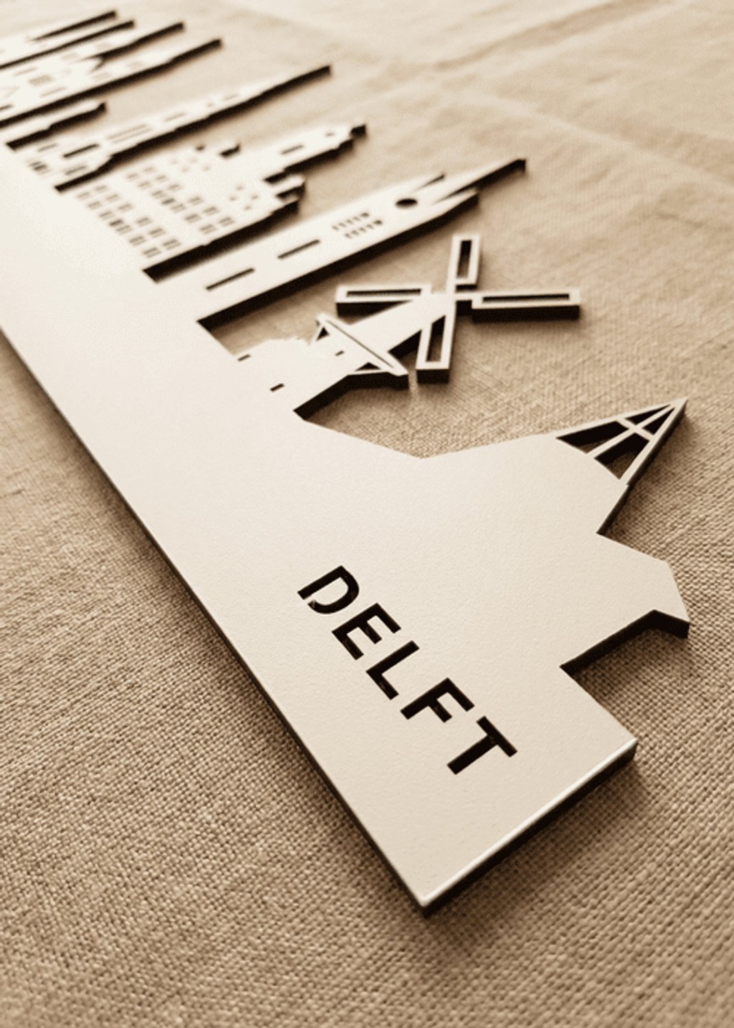 Houten Skyline Delft | Wanddecoratie voor aan de muur | Wit MDF | 70 x 16 cm