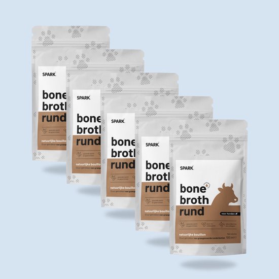 Vijf zakjes SPARK bone broth rund, 100 ml per stuk, met koeienafbeelding en pootafdrukken.