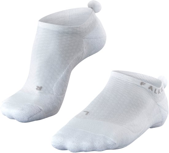 Witte Falke sportsokken met 'R' en 'L' markering, en een decoratieve pompon op de hiel.