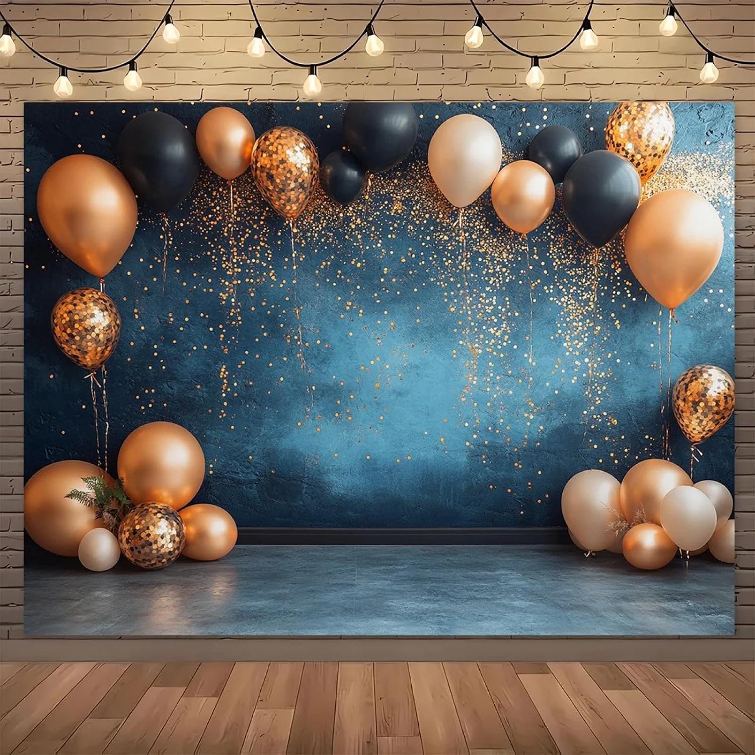 Zwarte en gouden nieuwjaarsachtergrondpanelen met ballonontwerpen, fotoautomaten en feestdecoraties tijdens het festival. 250 x 180 cm