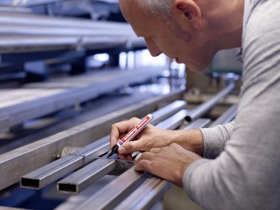 Man schrijft met edding 3000 stift op metalen profiel.