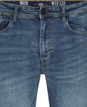 Blauwe Petrol Industries spijkerbroek met knoopsluiting, gele stiksels en 'NASH W32 L32' op de tailleband.