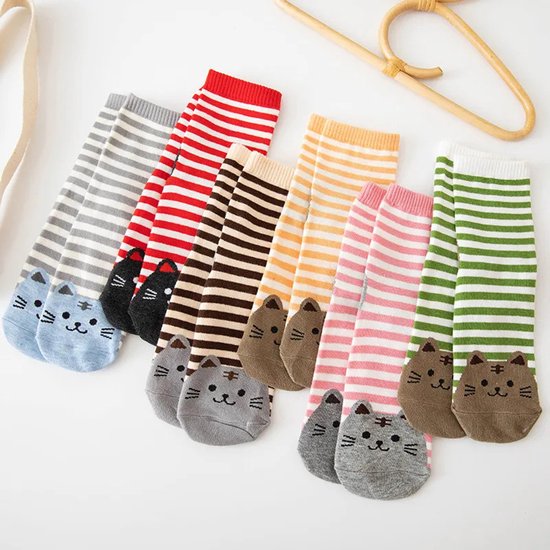 Zes paar gestreepte damessokken in verschillende kleuren met een schattig kattengezicht bij de tenen.