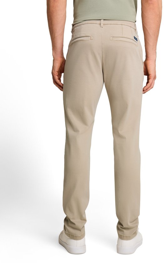 Achterkant van een beige chino broek met een slim fit pasvorm, gedragen door een man.