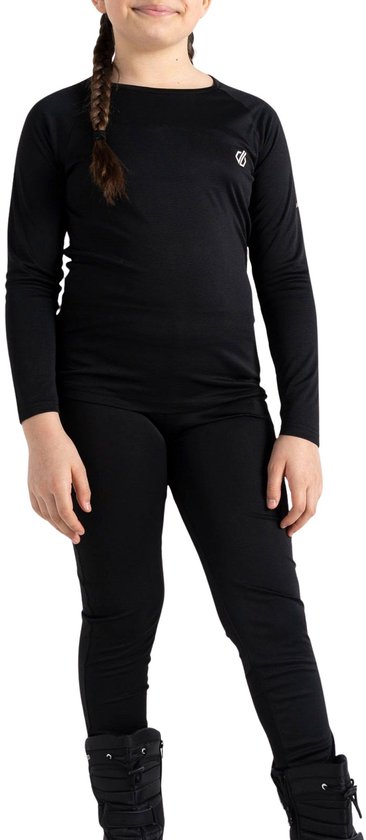 Jong meisje draagt zwarte Dare 2b thermische set met lange mouwen en legging.