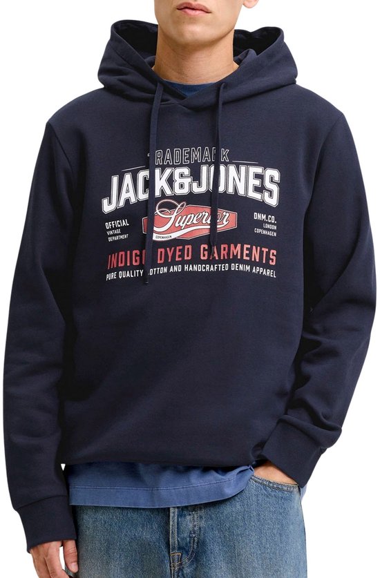 Man met donkerblauwe hoodie van Jack & Jones met opdruk op borsthoogte.