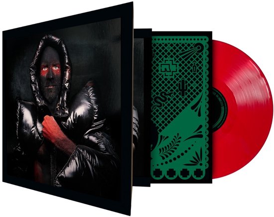 Zijzicht op een platenhoes met een man in zwarte capuchon en rood geschminkt gezicht, naast een rode vinylplaat.