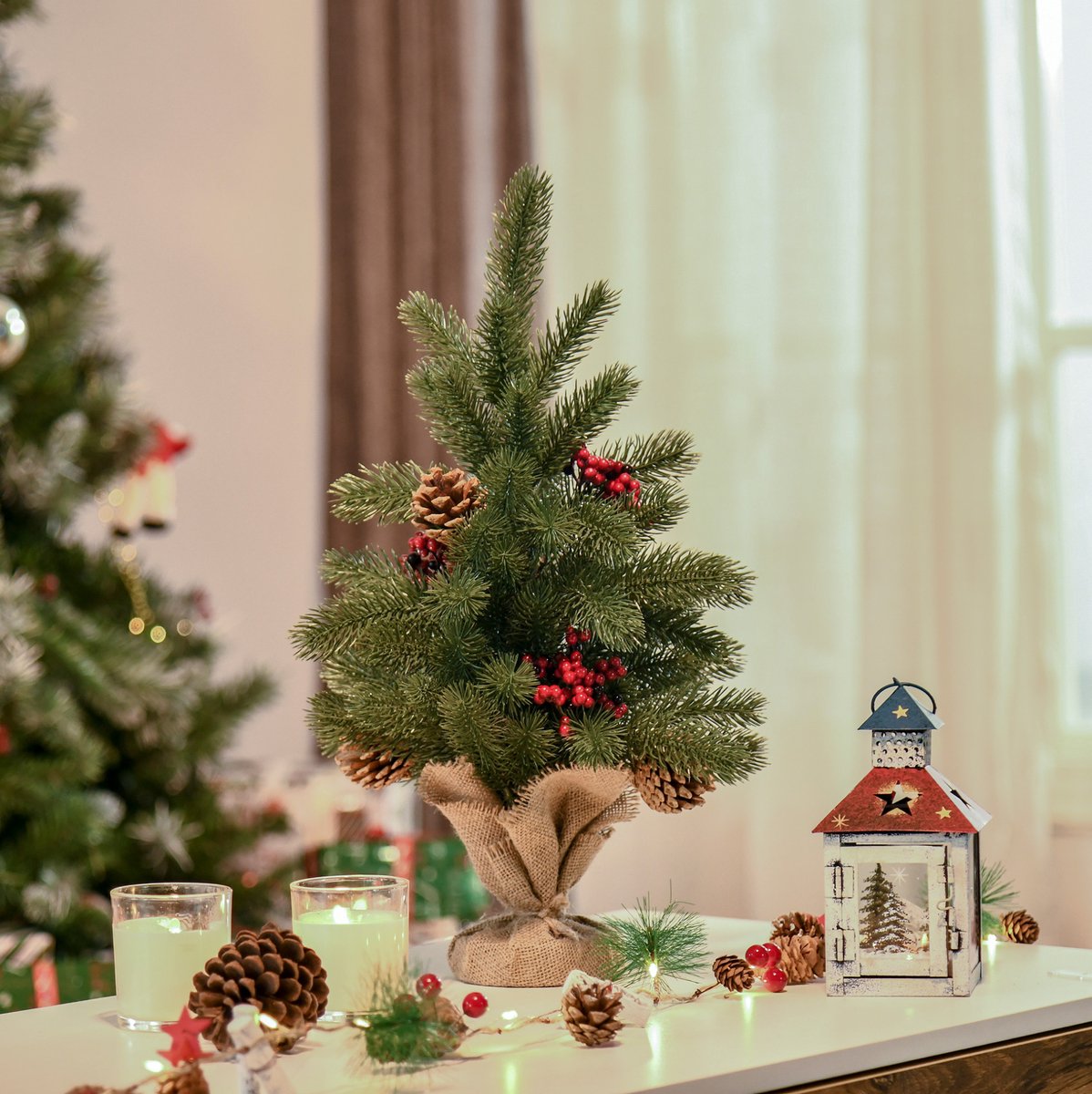 Mini Kerstboom Kunstkerstboom 50 Cm 55 Takken Linnen Groen Voor Tafeldecoratie Met Rode Bessen Dennenappels En Stabiele Cementen Voet