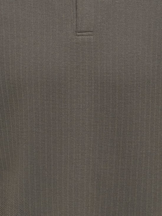 Gedetailleerde close-up van de fijne gebreide textuur van een donkergrijs poloshirt.