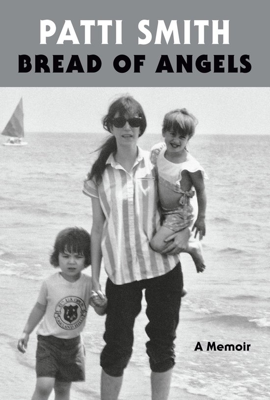 Patti Smith, Bread of Angels. Een memoir. Patti Smith staat op het strand met twee kinderen.