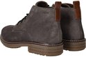 Achterkant van grijze suède Rieker veterboots met zwarte veters en bruine lusjes.