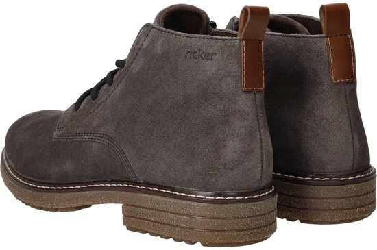 Achterkant van grijze suède Rieker veterboots met zwarte veters en bruine lusjes.