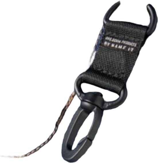 Zwarte sleutelhanger met karabijnhaak en tekst 'ORG.DENIM PRODUCTS BY NAME IT'.