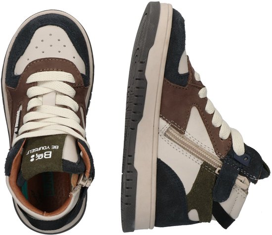 Ensemble de baskets montantes marron, blanc, bleu marine et vert. Une chaussure est vue de face, l'autre de côté.