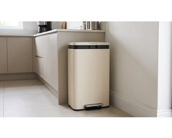 Pedaalemmer 30 Liter - Laura Homestore - Afvalemmer Keuken met Soft-Close Deksel - Uitneembare Binnenemmer - Verticaal Groefdesign - Inclusief 15 Vuilniszakken - Beige / Lichtmokka