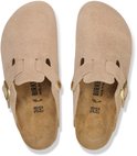 Bovenaanzicht van beige Birkenstock Boston suède klompen met kurken voetbed en maat 38 inscriptie.