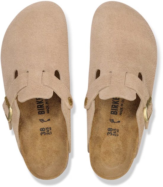 Bovenaanzicht van beige Birkenstock Boston suède klompen met kurken voetbed en maat 38 inscriptie.