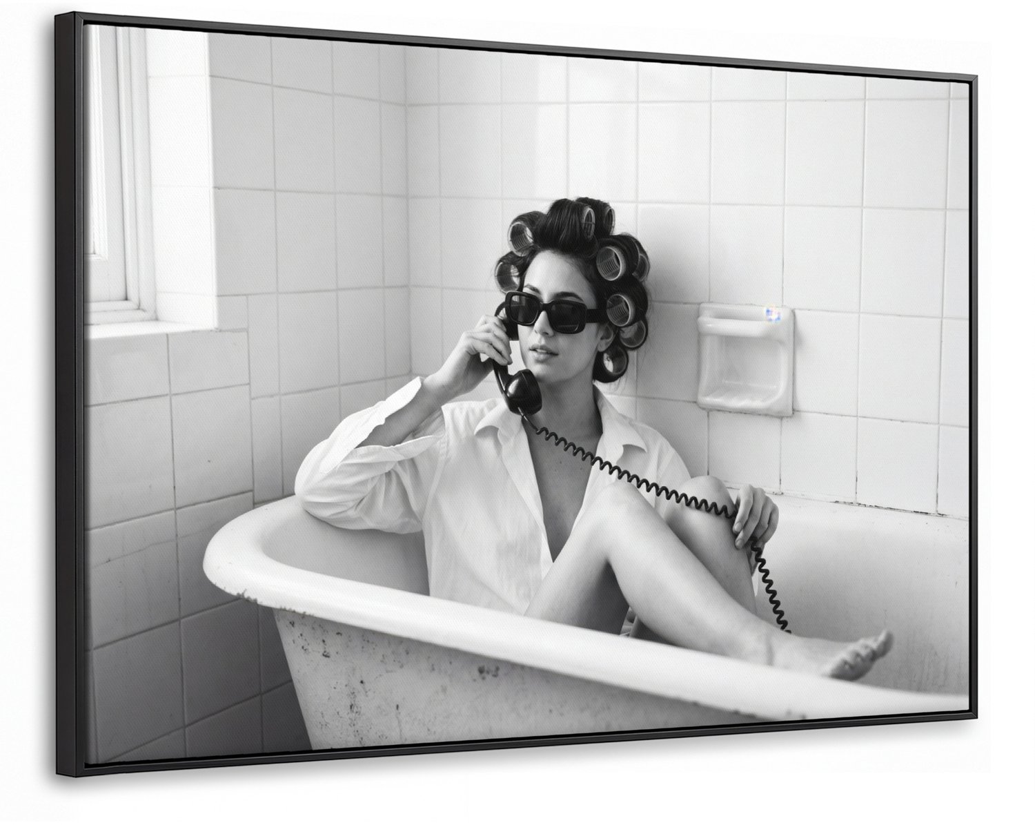 Canvas Schilderij met Baklijst XXL Canvas Schilderij met Baklijst 140x90cm - Bad - Vrouw - Zwart - Wit - Muurdecoratie woonkamer - Slaapkamer decoratie - Kamer accessoires - Schilderijen op canvas met lijst groot