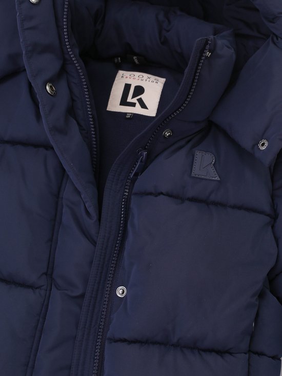 Close-up van de kraag van een donkerblauwe pufferjas met label 'LOOXS REVOLUTION'.