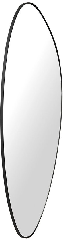 Slanke, organisch gevormde wandspiegel met een minimalistisch zwart metalen frame.