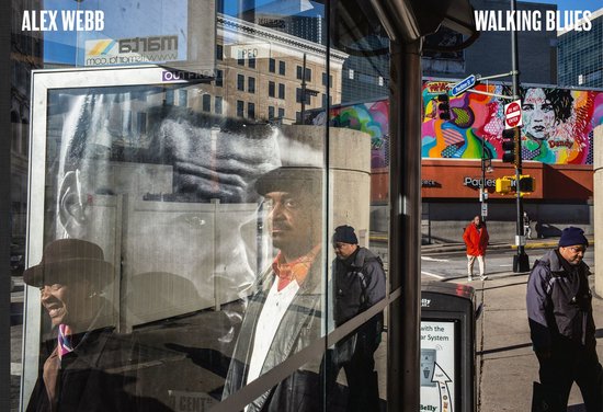 Boekomslag: Alex Webb, Walking Blues, toont een straatbeeld met reflecties en kleurrijke graffiti.