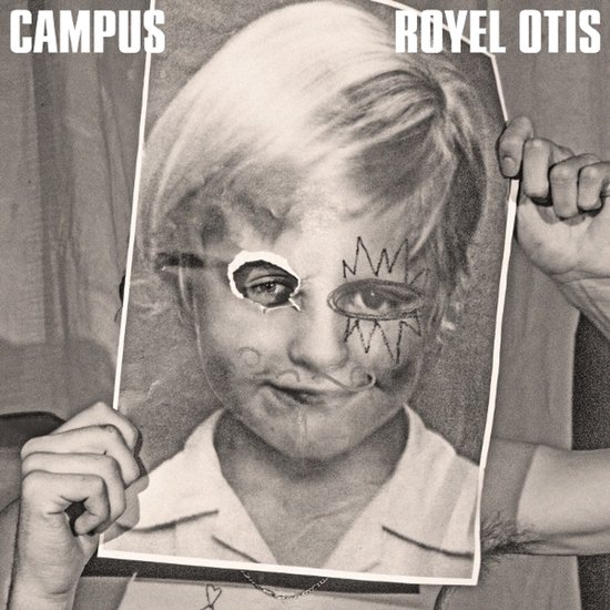 Zwart-wit albumhoes voor Campus door Royel Otis, toont iemand die een portret met getekende details omhoog houdt.